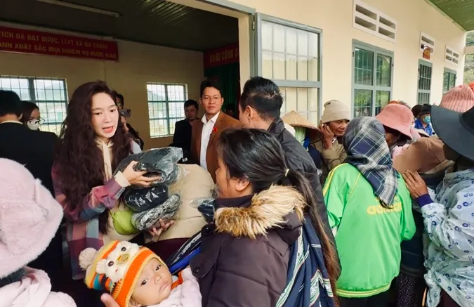 Lý Hải - Minh Hà tặng 3500 áo ấm cho bà con miền núi, ghi điểm vì sự thân thiện và giản dị 3