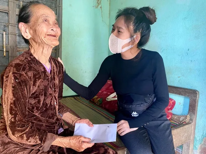 Lý Hải - Minh Hà tặng 3500 áo ấm cho bà con miền núi, ghi điểm vì sự thân thiện và giản dị 6