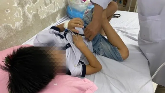 Tây Ninh: 10 học sinh bị ngộ độc nghi do ăn vặt trước cổng trường 1