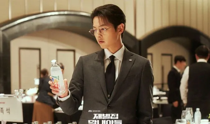 Phim mới của Song Joong Ki vướng nhiều tranh cãi ngay khi vừa ra mắt 1