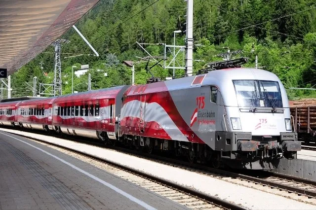 50.000 nhân viên đường sắt đình công đòi tăng lương, đường sắt trên toàn nước Áo tê liệt 1