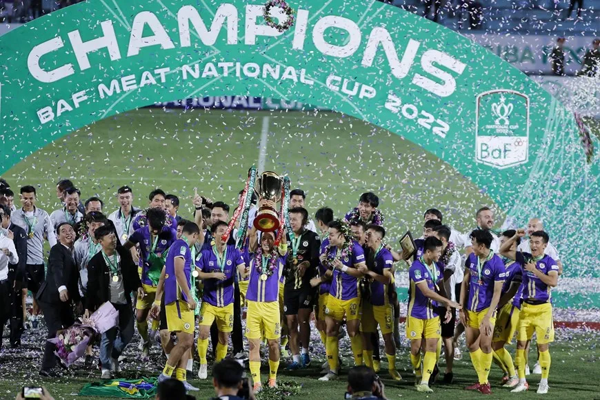 Văn Hậu và Thái Quy lập “siêu phẩm” giúp Hà Nội vô địch Cup QG