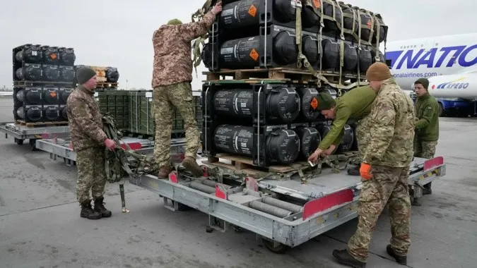 NATO kêu gọi tăng tốc viện trợ cho Ukraine 1