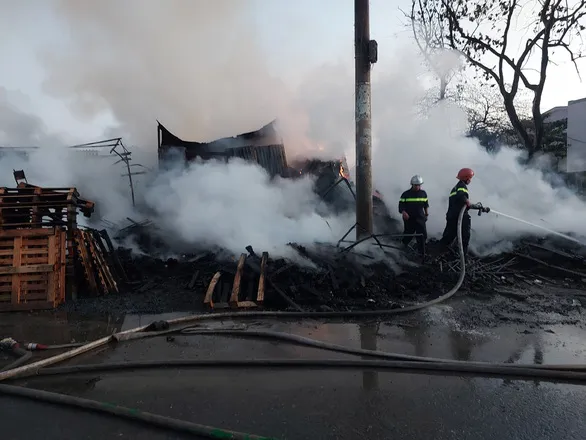 TPHCM: Cháy xưởng gỗ, cảnh sát chữa cháy cứu được 6 người 1