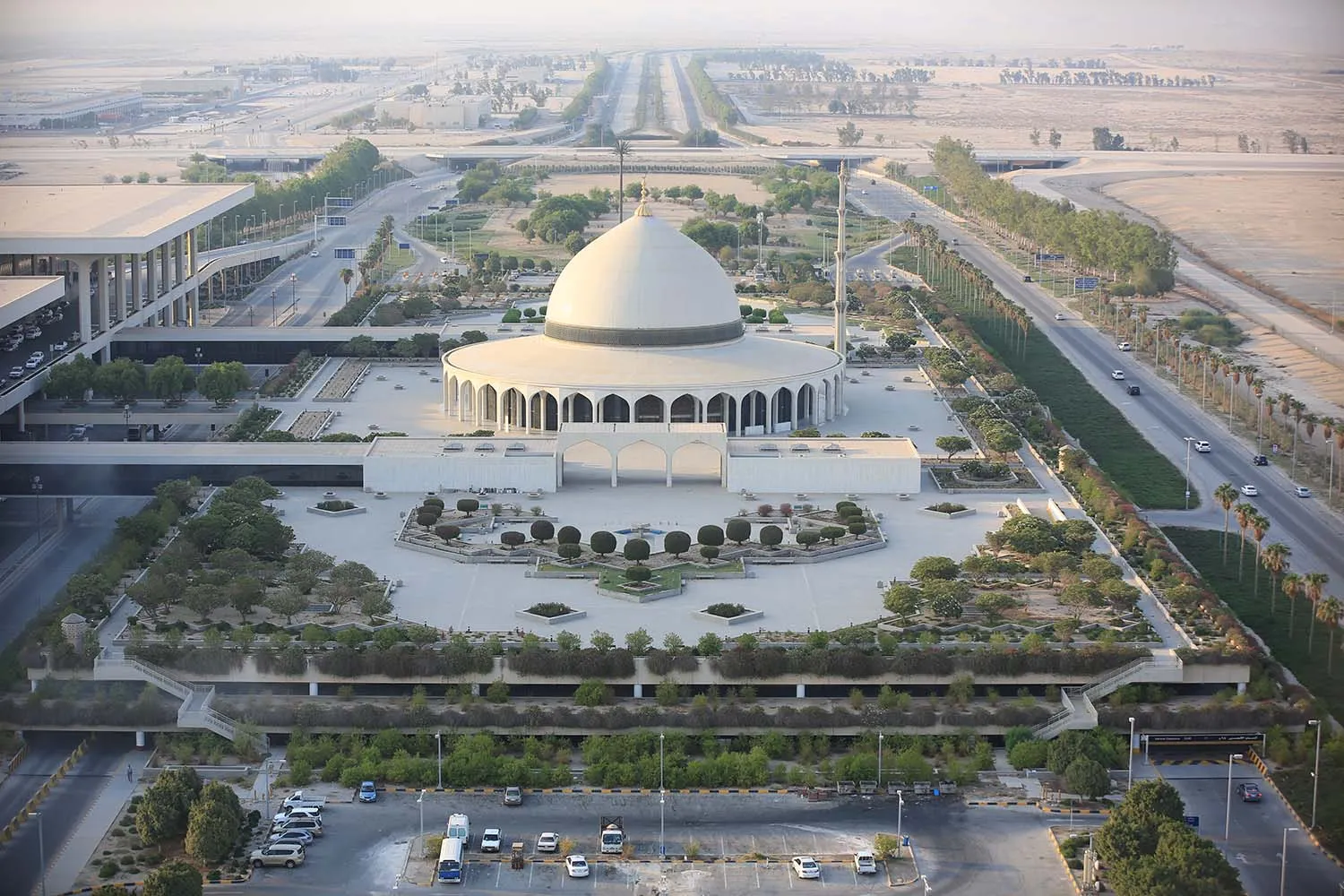 Tin thế giới sáng 29/11: Ả Rập Saudi sắp xây dựng siêu sân bay; núi lửa còn hoạt động lớn nhất thế giới phun trào sau 40 năm ngủ yên