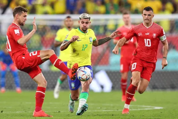 Casemiro giúp Brazil hạ Thụy Sĩ giành vé sớm vào vòng 1/8