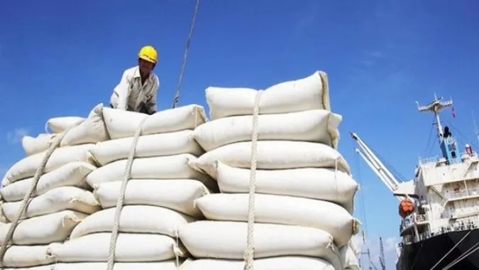 Bộ Công Thương đấu giá bổ sung 200.000 tấn đường nhập khẩu 1