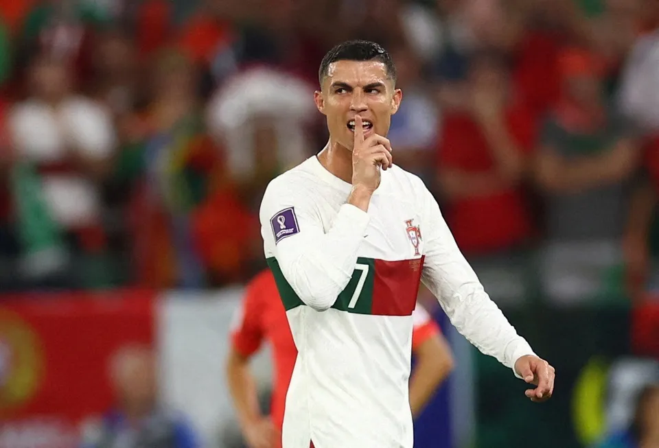 Ronaldo vào đội hình tệ nhất vòng bảng dù chạm cột mốc mới