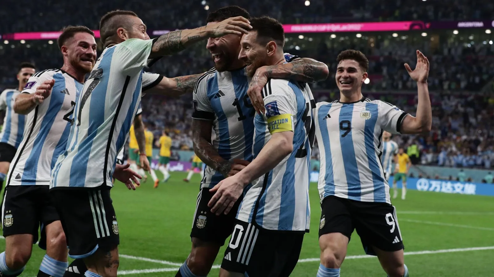 Đánh vỡ khối bê tông Australia, Argentina vào tứ kết gặp Hà Lan