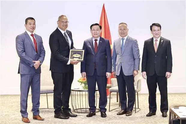 Chủ tịch Quốc hội Vương Đình Huệ trao tặng phẩm lưu niệm tặng ông John Fiso, Giám đốc điều hành Fiso Investment và Nguyễn Trường Khoa, Giám đốc Công ty Viet River Holdings. (Ảnh: Doãn Tấn/TTXVN)