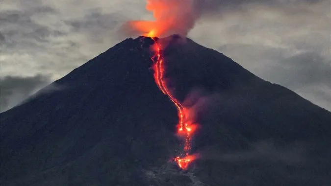 Núi lửa Semeru tiếp tục phun trào, Indonesia sơ tán khẩn hơn 2.000 dân 1