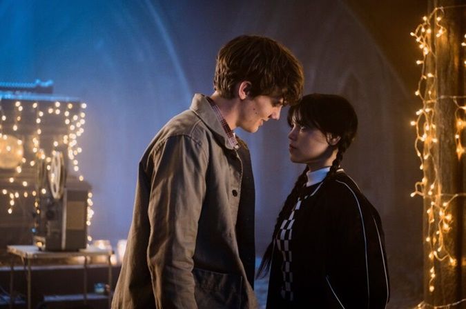 Dàn diễn viên phim Wednesday: Jenna Ortega chuyên trị phim kinh dị, nam chính kết hôn đồng tính