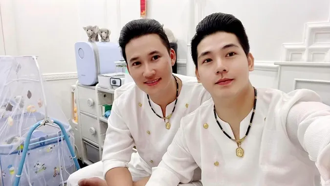 Hà Trí Quang hạnh phúc thông báo 2 con chung với bạn trai đã chào đời 3