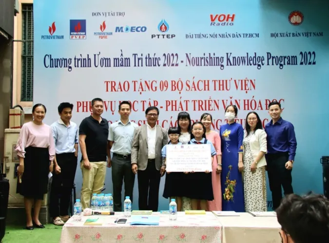 Trao tặng 9 bộ sách thư viện đến các trường tiểu học khó khăn tại TPHCM 3