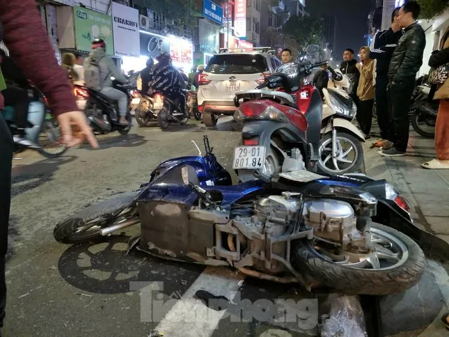 Ô tô tông gần 10 xe máy dừng đón học sinh, nhiều người bị thương 1