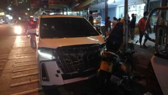 Ngôi sao nữ Thái Lan gây tai nạn, tông hàng loạt xe máy bên đường 2