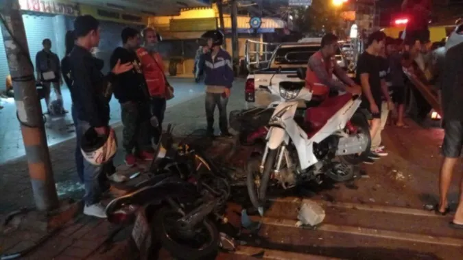 Ngôi sao nữ Thái Lan gây tai nạn, tông hàng loạt xe máy bên đường 3