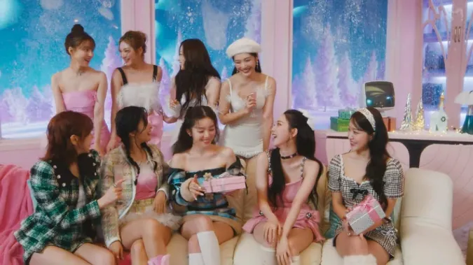 Red Velvet và Aespa kết hợp trong MV giáng sinh mới 12
