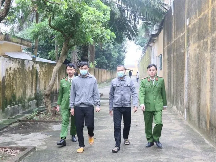 Hai đối tượng Nguyễn Công Anh và Trần Văn Công bị cơ quan Công an bắt tạm giam