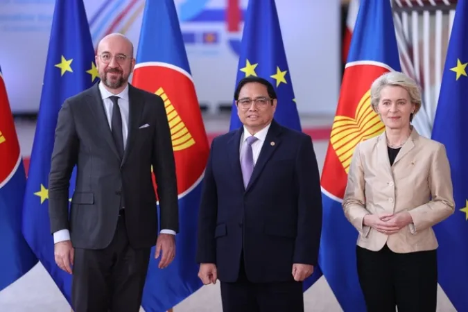 Chủ tịch Hội đồng châu Âu Charles Michel và Chủ tịch Ủy ban châu Âu Ursula Von der Leyen đón Thủ tướng Phạm Minh Chính tham dự Lễ khai mạc Hội nghị Cấp cao kỷ niệm 45 năm quan hệ ASEAN-EU