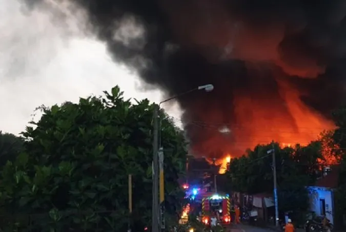 Cháy lớn hai kho hàng ở huyện Hóc Môn 1