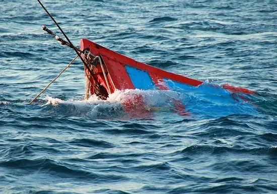Tàu cá Phú Yên bị sóng đánh tan hoang, 6 ngư dân bơi vào bờ thoát nạn 1