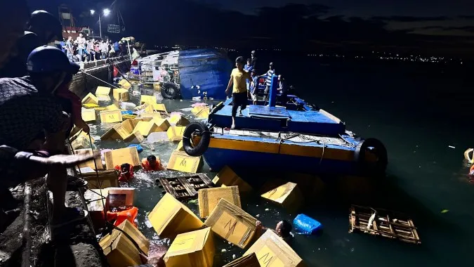 Điểm tin sáng 16/12: Tết Dương lịch TPHCM bắn pháo hoa 2 điểm; Lật tàu chở hàng tại Cảng Phan Thiết 3