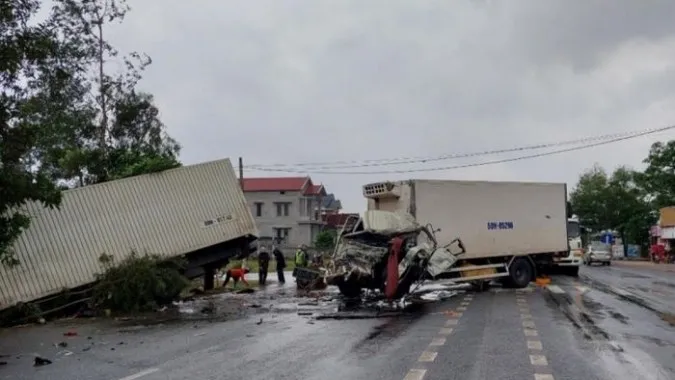 Tin tức tai nạn giao thông hôm nay 17/12/2022: Xe buýt tông xe máy, lao thẳng vào nhà dân 2