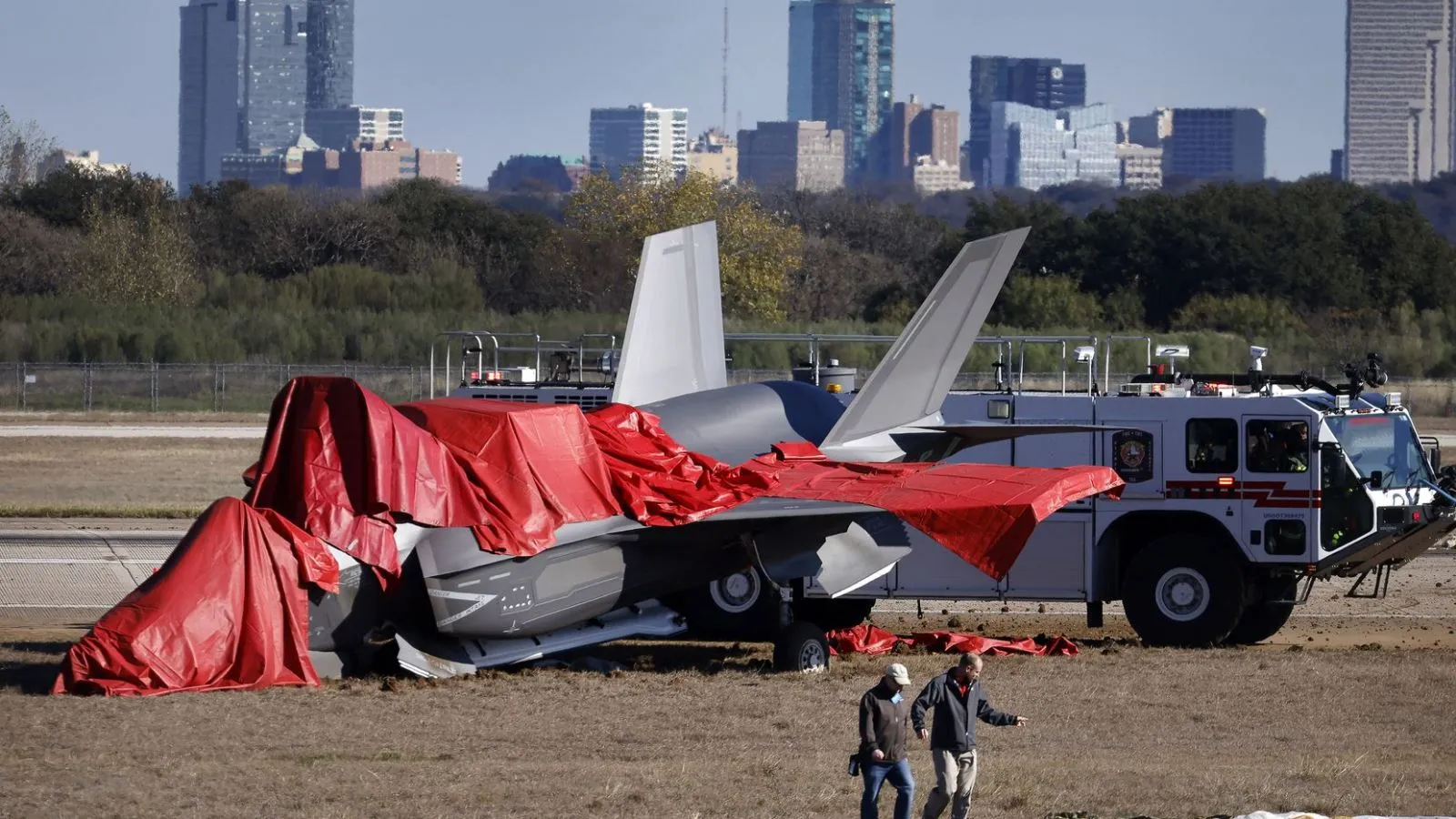 Máy bay chiến đấu F-35 của Mỹ gặp nạn trên đường băng 