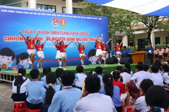  Ngày hội “Vì người bạn ngoại thành” tại Trường Tiểu học Doi Lầu, huyện Cần Giờ.