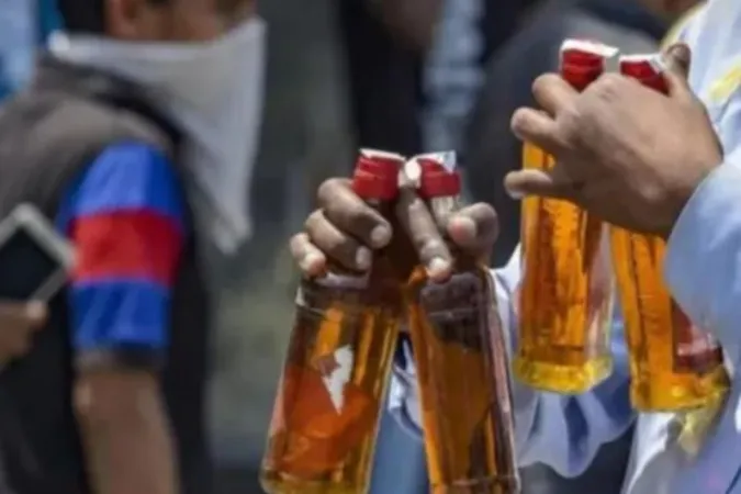 Ấn Độ: Hàng chục người tử vong nghi do uống rượu dỏm 1