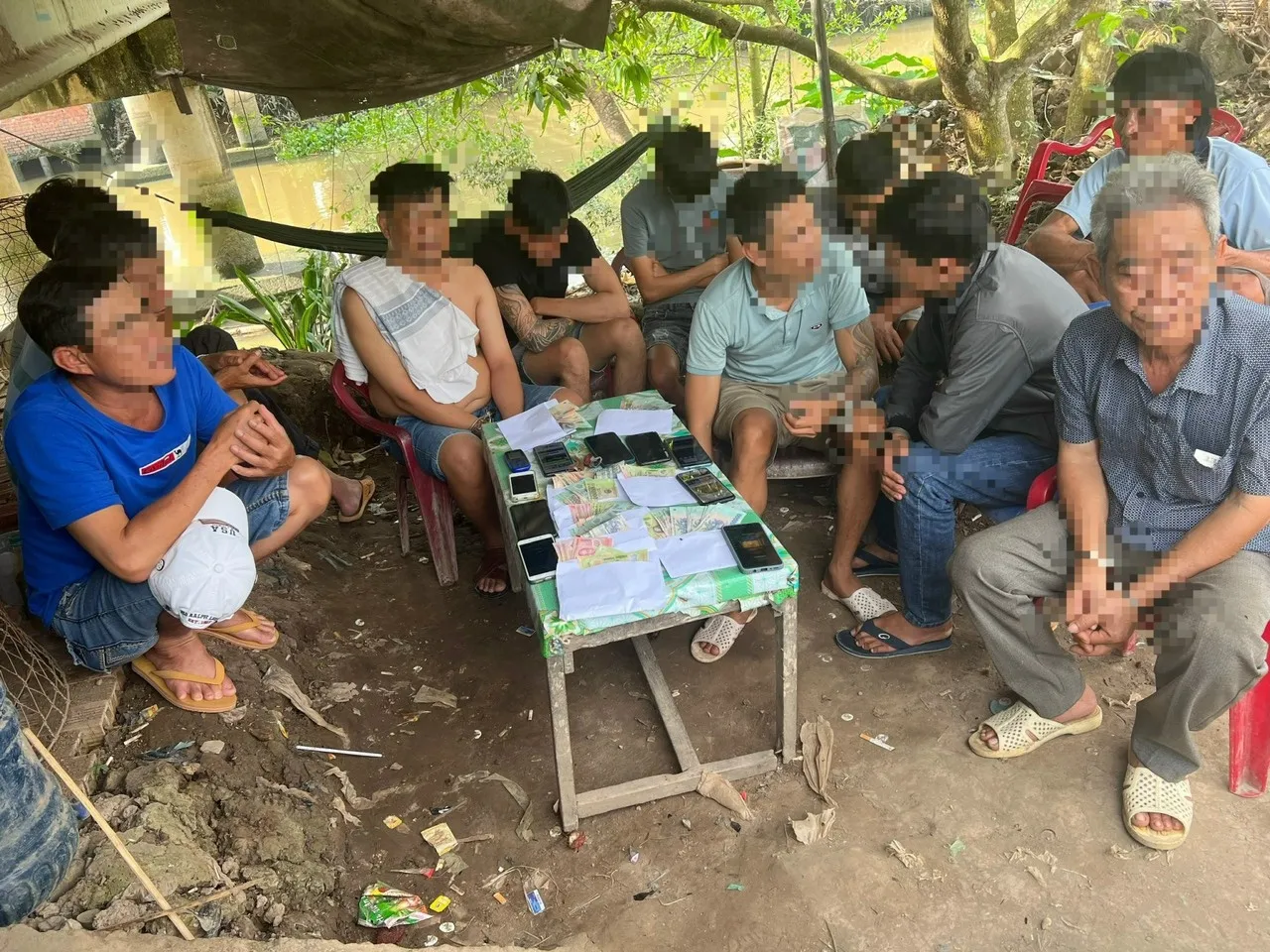 Bắt giữ 11 người ra khu đất trống ven sông đánh bạc trực tuyến tại Vĩnh Long