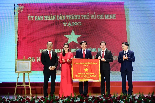 HIU đón nhận Bằng khen của Thủ tướng Chính phủ trong lễ Kỷ niệm 25 năm xây dựng và phát triển 3