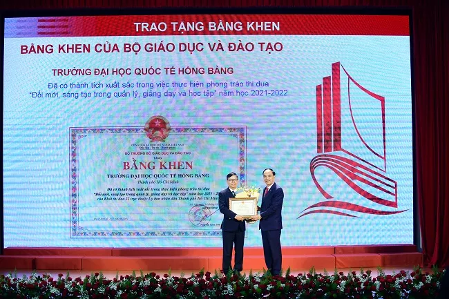 HIU đón nhận Bằng khen của Thủ tướng Chính phủ trong lễ Kỷ niệm 25 năm xây dựng và phát triển 4