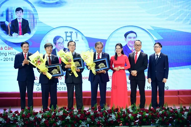 HIU đón nhận Bằng khen của Thủ tướng Chính phủ trong lễ Kỷ niệm 25 năm xây dựng và phát triển 5