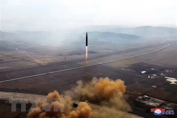 Triều Tiên phóng 2 vật thể nghi là tên lửa đạn đạo xuyên lục địa 1