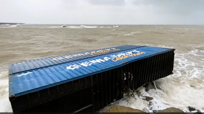 Quảng Ngãi: Phát hiện 3 container chứa thiệt bị điện lạnh trôi dạt bờ biển 1