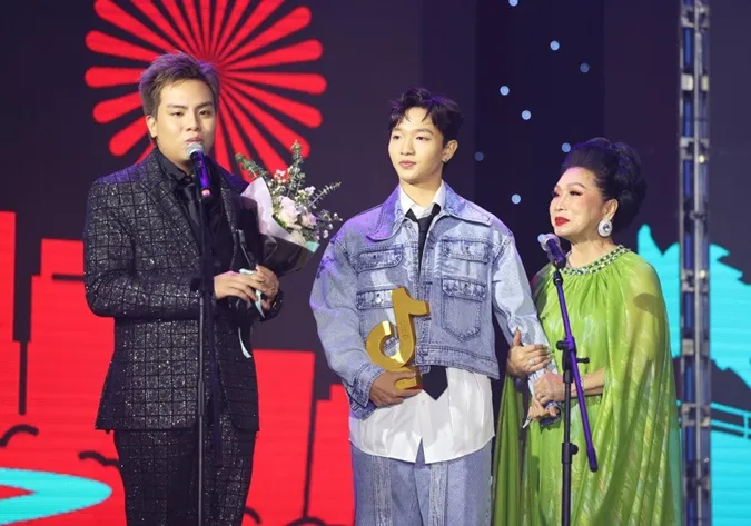 Nghệ sĩ Bạch Tuyết - cô đào hát U80 thắng giải tại TikTok Awards 2022 2