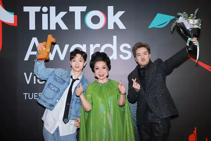 NSND Tiến sĩ Bạch Tuyết - cô đào hát U80 thắng giải tại TikTok Awards 2022 1