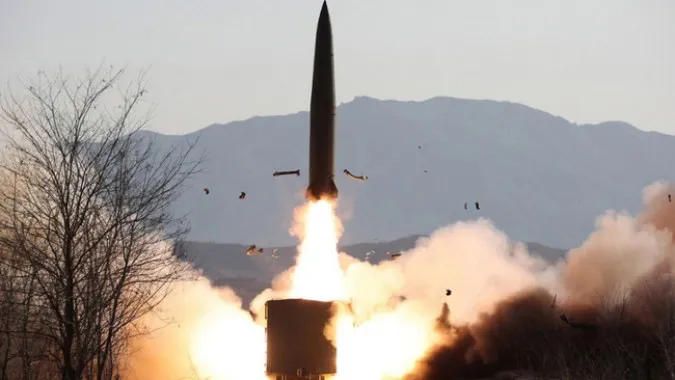Triều Tiên tiếp tục bắn 2 tên lửa đạn đạo ra vùng biển phía đông Hàn Quốc 1