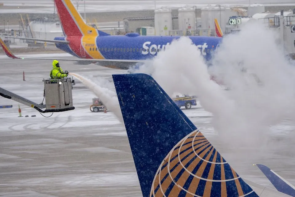 Mỹ hủy hàng trăm chuyến bay do bão tuyết lớn 1