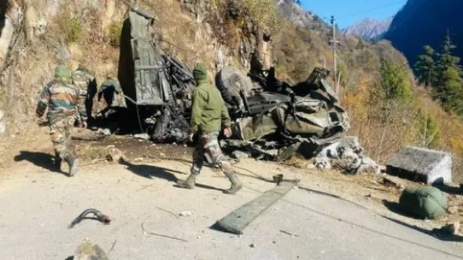 Ấn Độ: Xe quân đội rơi xuống núi, ít nhất 16 người tử vong 1