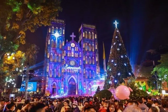 Đông đảo người dân tập trung tại Nhà thờ Lớn đón Giáng sinh 2022  