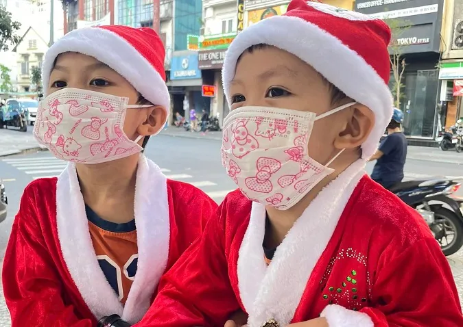 Đêm Giáng sinh TPHCM: Đường sá, trung tâm thương mại, nơi ăn uống nêm kín người 4