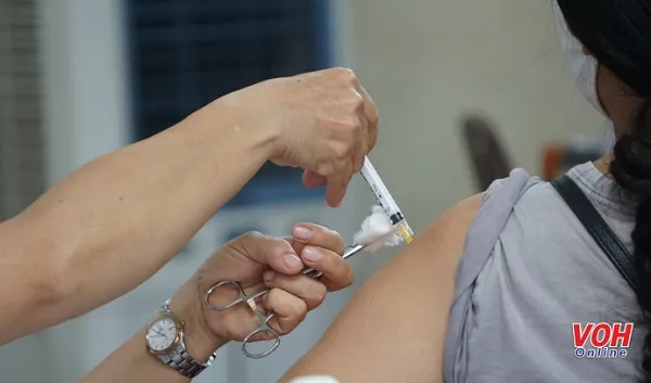 30 ngày, cả nước ghi nhận 12.008 ca mắc COVID-19 1