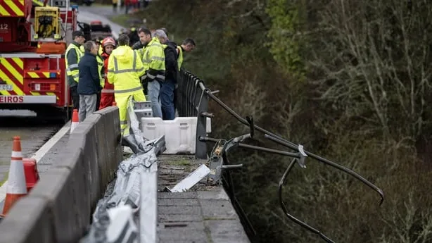 Xe buýt lao khỏi cầu xuống sông ở Tây Ban Nha, 6 người thiệt mạng