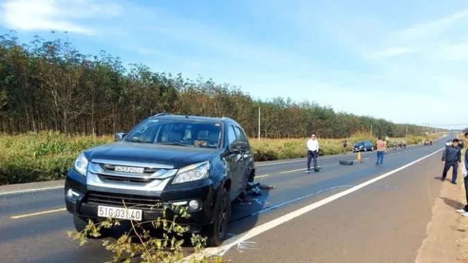 Ngày 27/12: Xe tải tông xe máy khiến 1 người nguy kịch 2