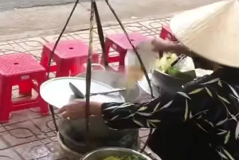 Người bán hàng rong đổ thức ăn thừa vào nồi nước lèo ở Nha Trang bị phạt thêm 2 triệu đồng 1