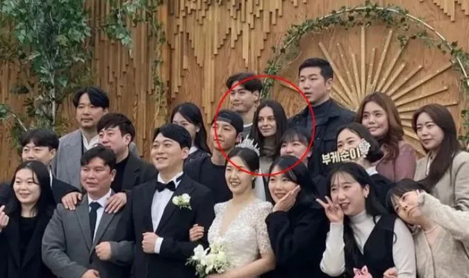 Song Joong Ki chính thức đưa bạn gái ra mắt tại đám cưới một người bạn 2