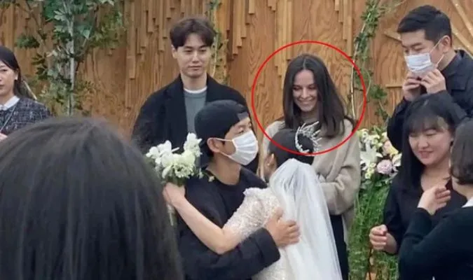 Song Joong Ki chính thức đưa bạn gái ra mắt tại đám cưới một người bạn 3